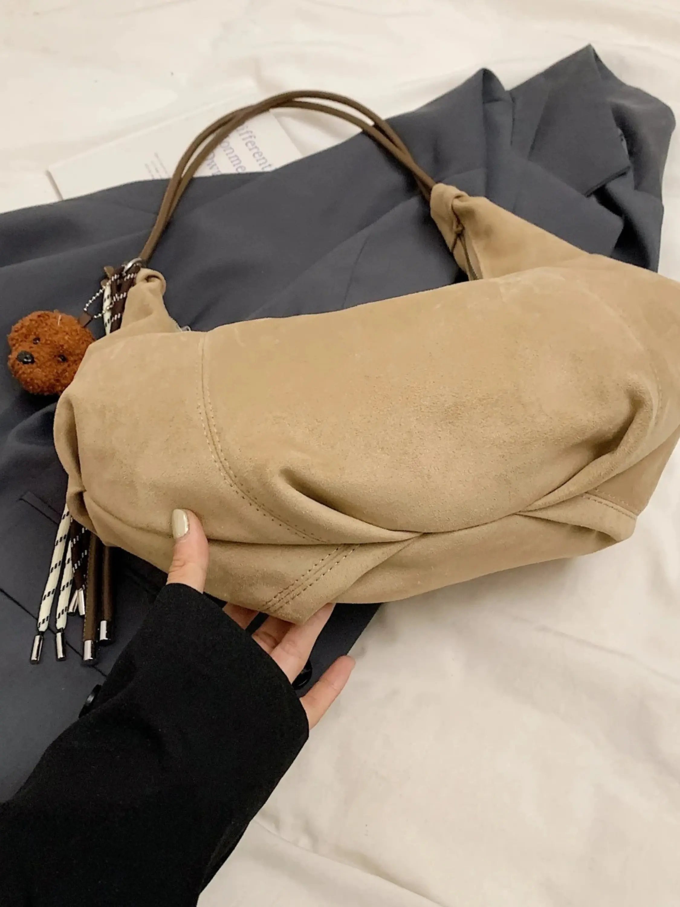 Amalia | Suède Boho-Chic Hobo Tas met Speelse Charme