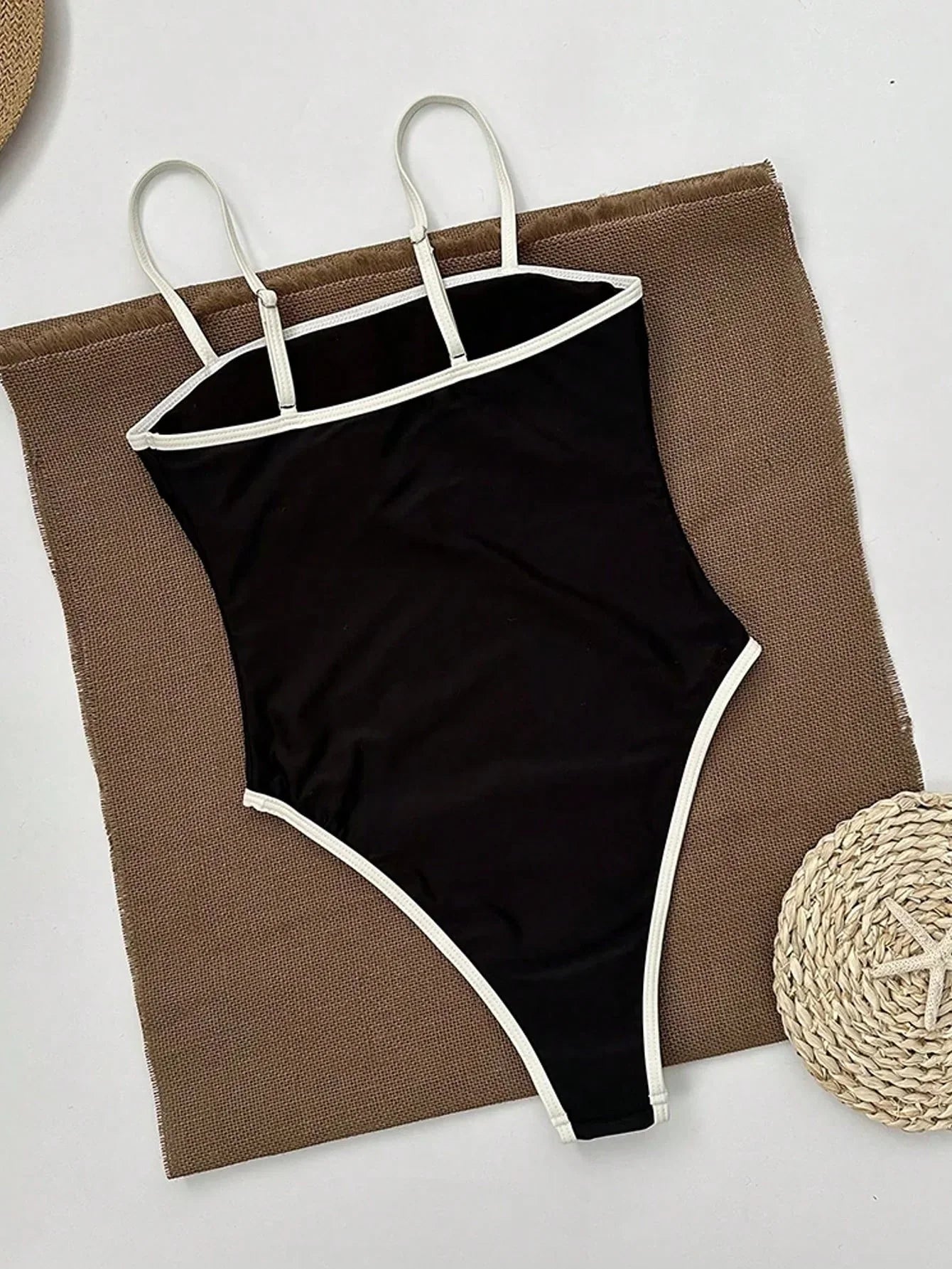 Elegante Dames Badpak Zwart – Eénstuk met hoge beenuitsnijding & stijlvolle contrastdetails