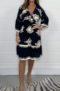 Elegante jurk met patroon en V-hals – perfect voor elke gelegenheid