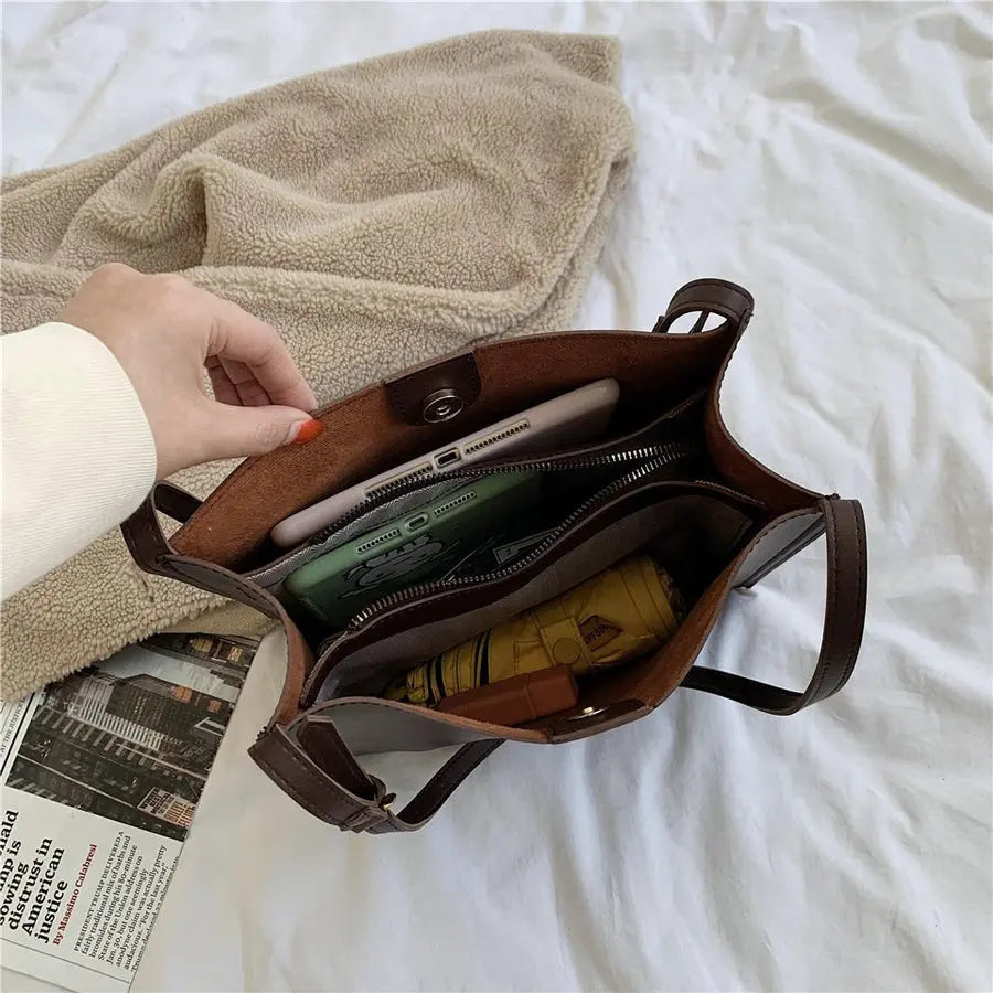 Roos | Boxy Leren Schoudertas met Strakke Lijnen en Slanke Band