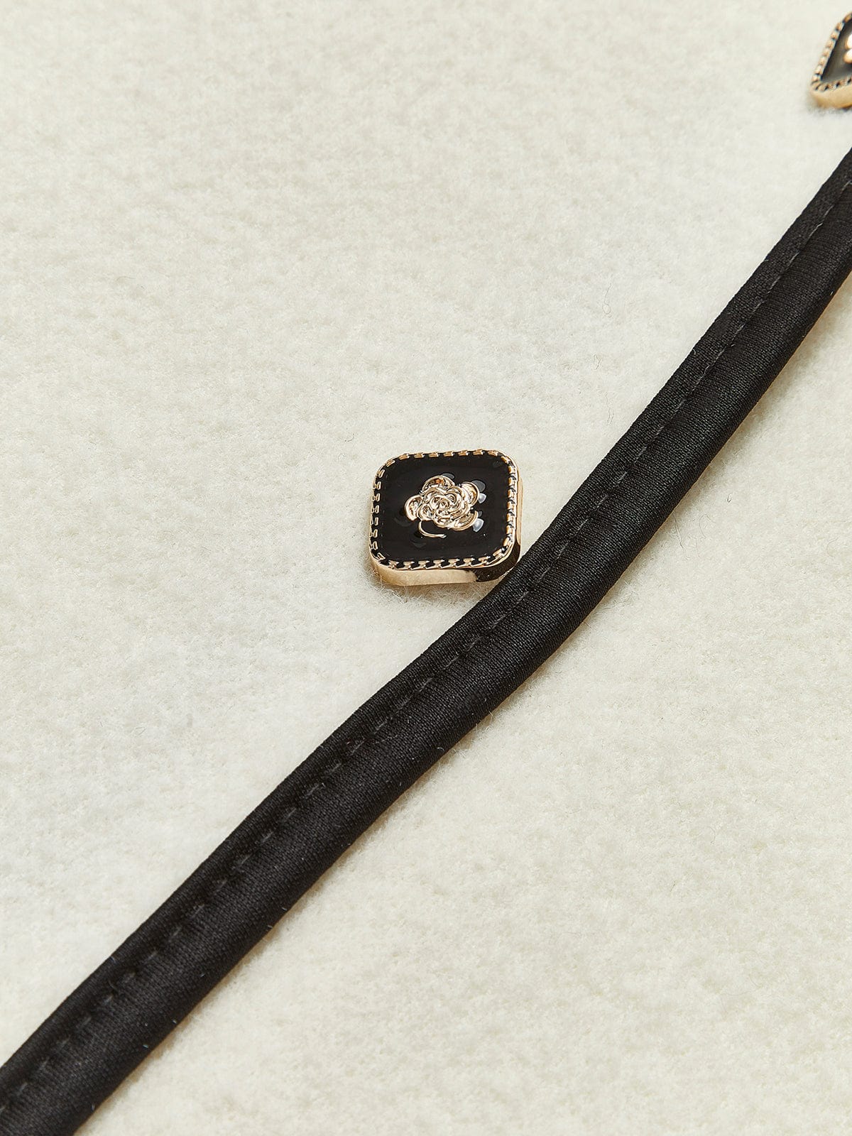 Liane | Stijlvolle Wit-Zwart Contrast Blazerjasje met Contrast Randen