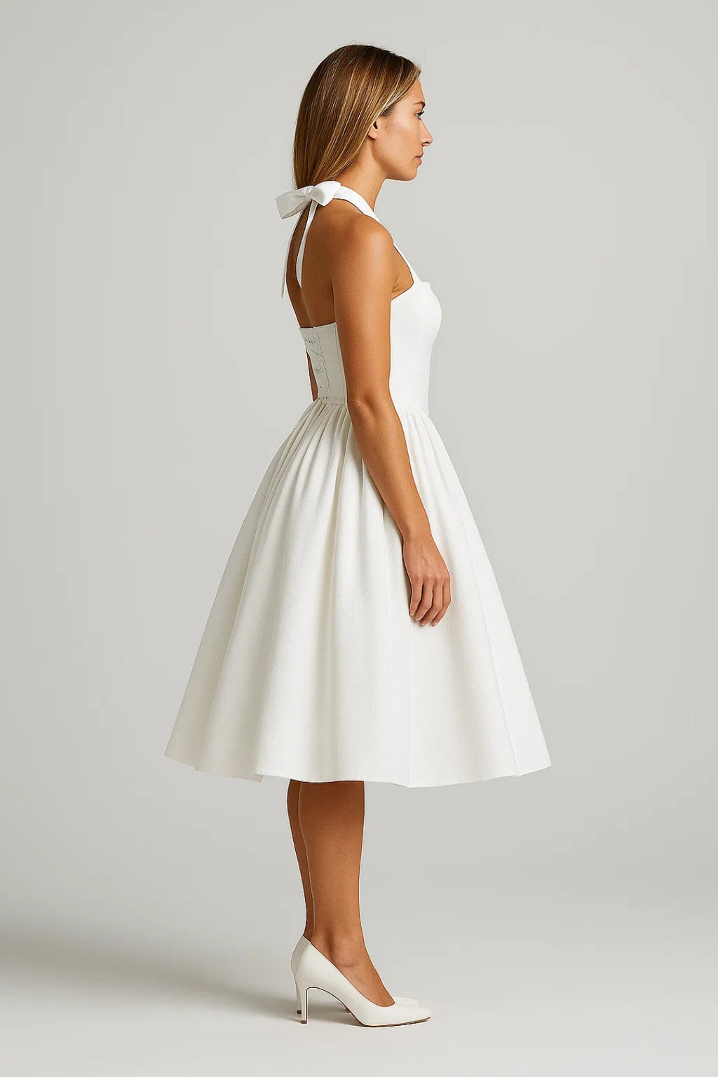 Elegante Halter Midi Jurk met Uitlopende Rok en Tailleaccent