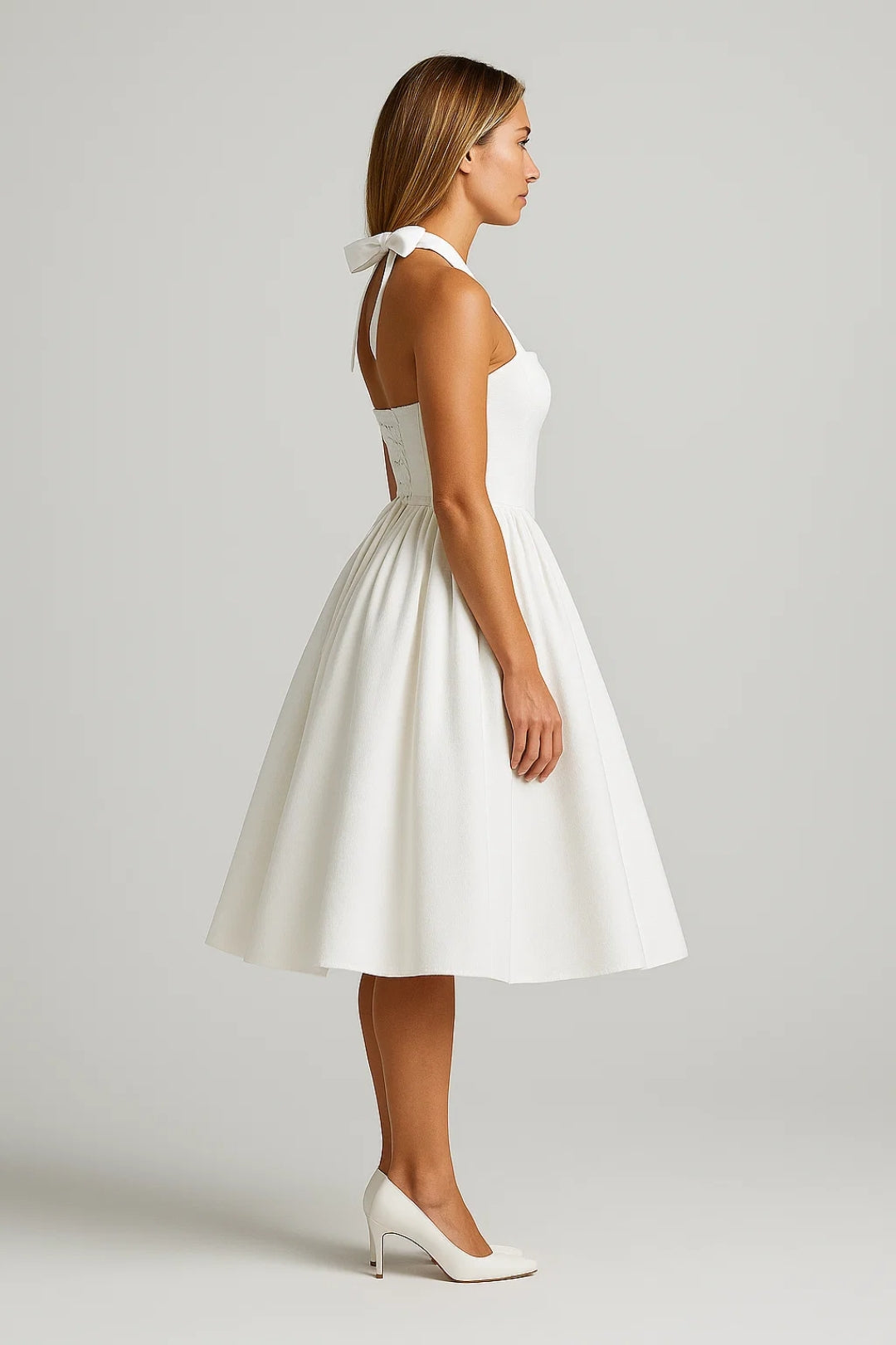 Elegante Halter Midi Jurk met Uitlopende Rok en Tailleaccent