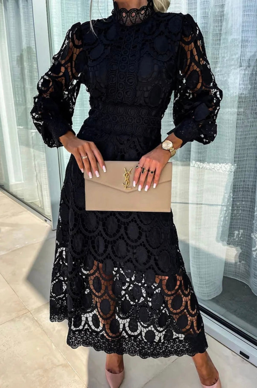 Elegante kantjurk met hoge kraag en transparante details