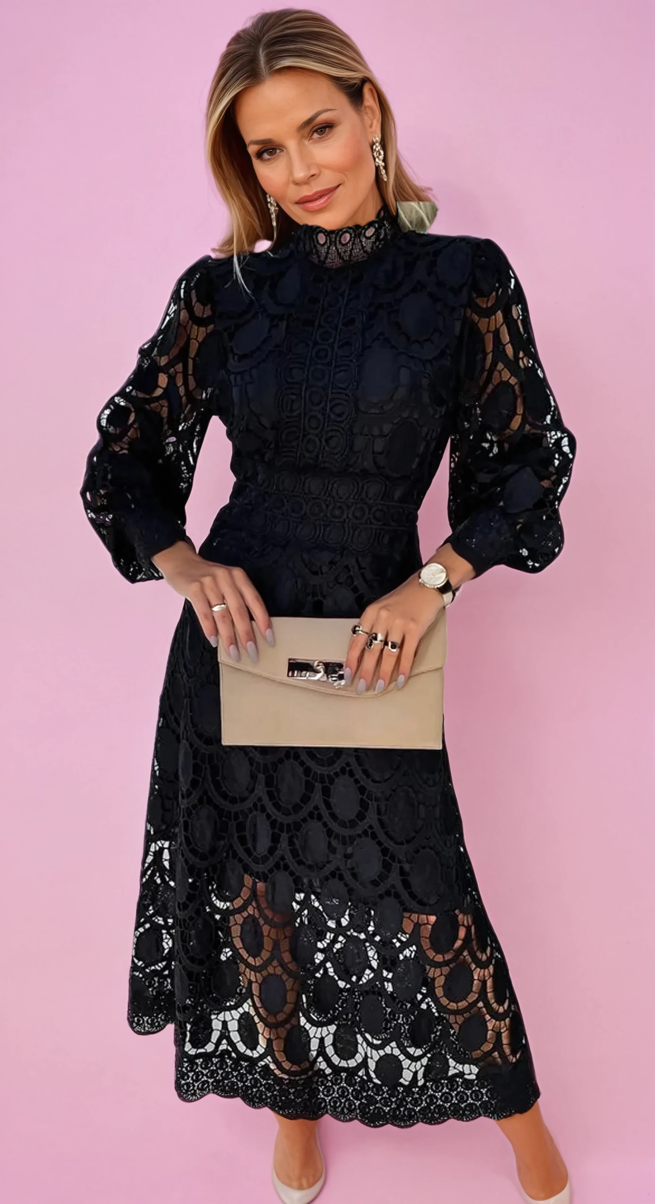 Elegante kantjurk met hoge kraag en transparante details