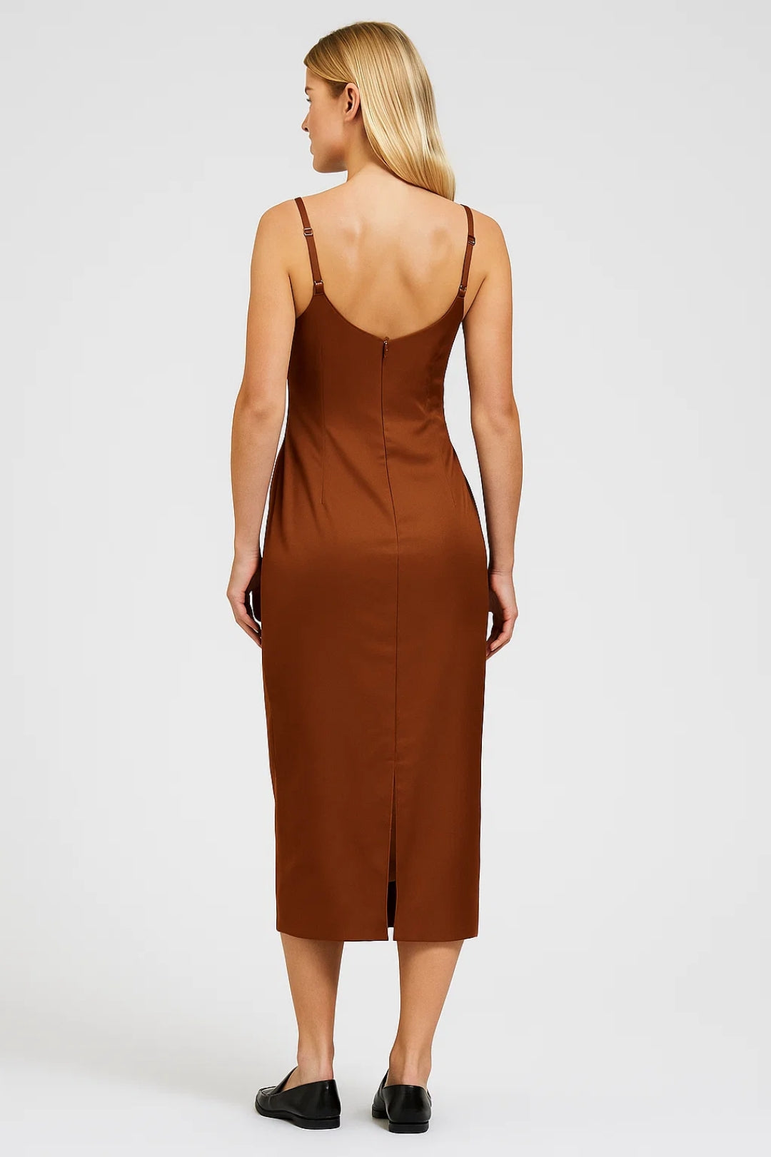 Minimalistische Midi Jurk met Bandjes en Aansluitende Pasvorm