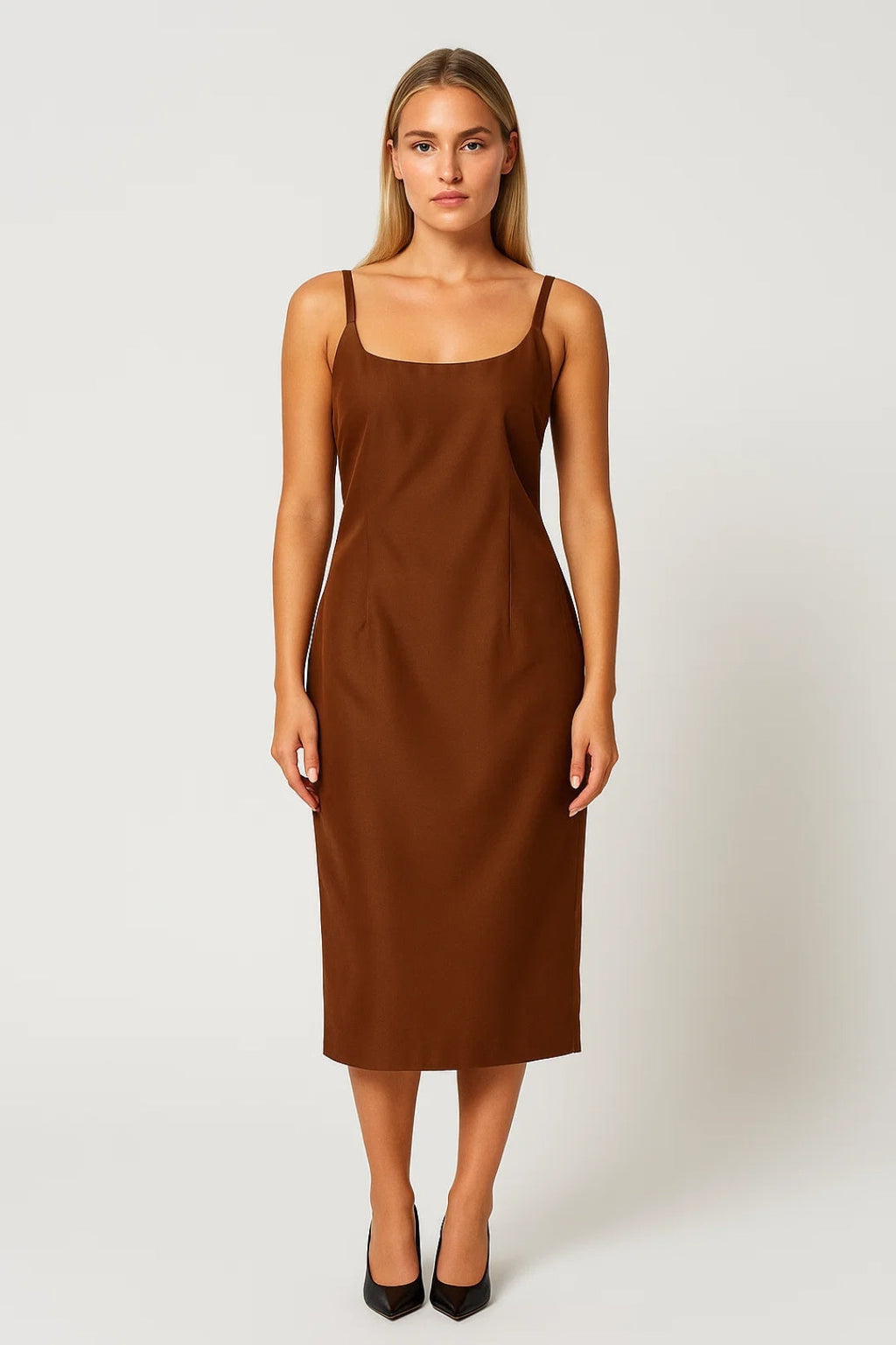 Minimalistische Midi Jurk met Bandjes en Aansluitende Pasvorm
