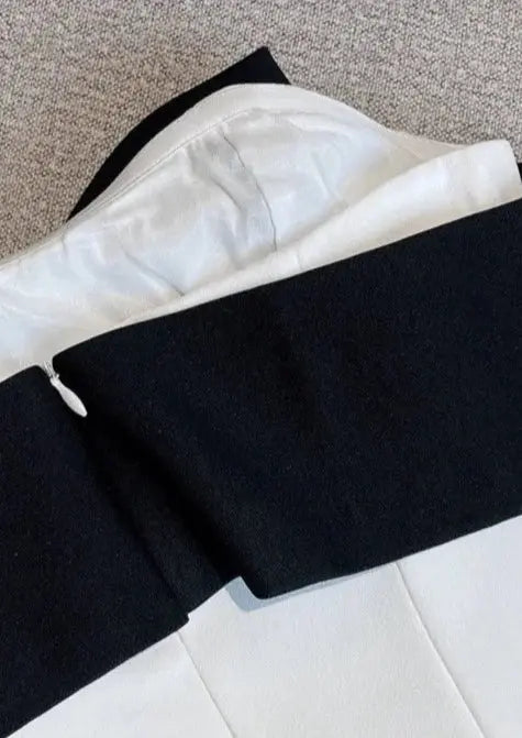 Eloise | Witte Minikleed met Zwarte Strik & Carmen-Uitsnede