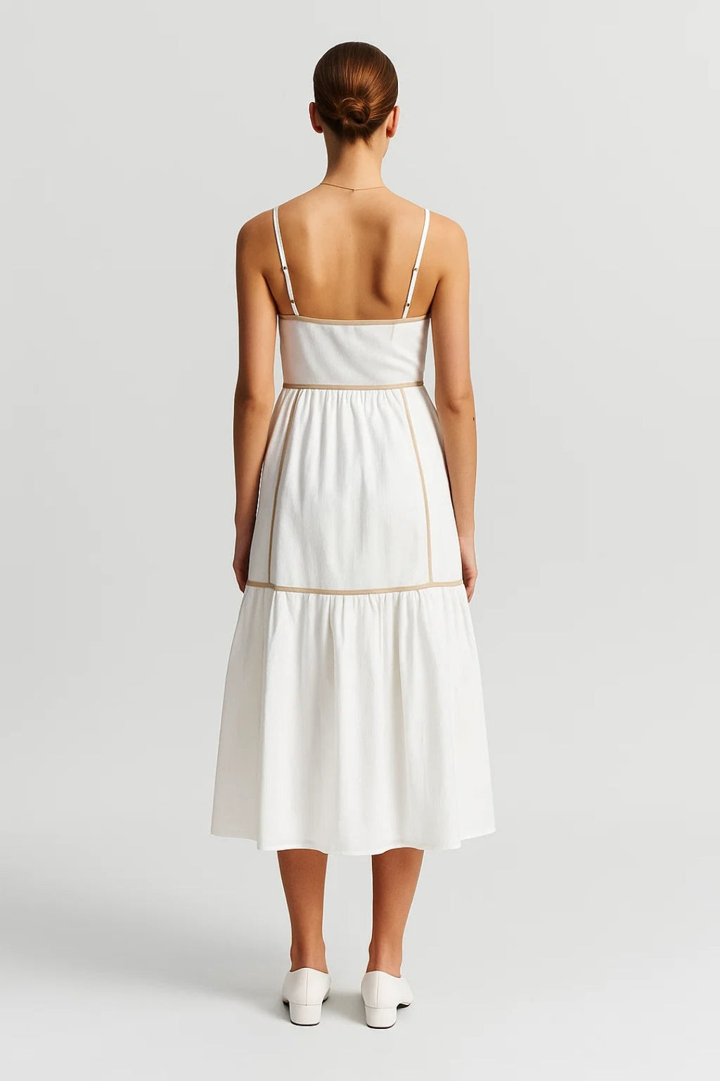 Strapless Maxi Jurk met Gelaagde Rok en Contrastdetails