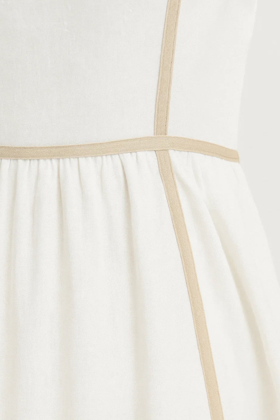 Strapless Maxi Jurk met Gelaagde Rok en Contrastdetails