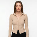 Getailleerd Rib Shirt met Knopen en V-hals